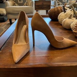 Nude Schutz pumps